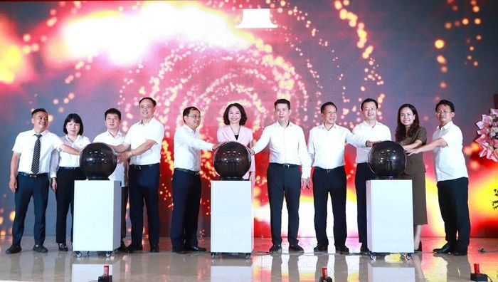 Phó Chủ tịch UBND thành phố Hà Nội Vũ Thu Hà và các đại biểu thực hiện nghi thức công bố vận hành mô hình tổ chức hoạt động tại Nhà văn hóa - Khu thể thao thôn Vạn Điểm