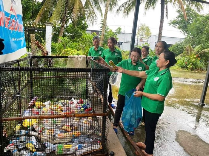 Hội viên tập kết, phân loại rác thải nhựa thu gom được