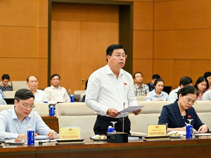 Bộ trưởng Bộ Nội vụ Nguyễn Tiến Hải báo cáo tại Phiên họp