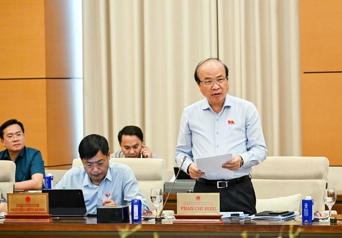 Chủ nhiệm Ủy ban Pháp luật và Tư pháp Phan Chí Hiếu phát biểu tại Phiên họp