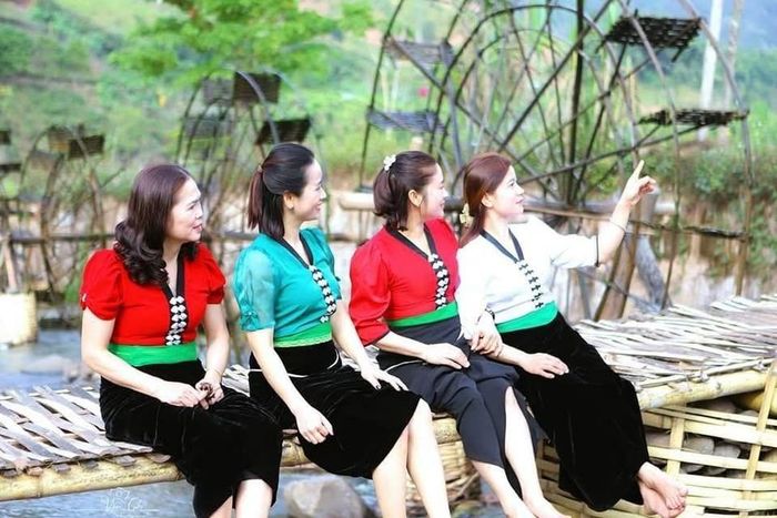Du khách trải nghiệm văn hóa bản địa tại bản du lịch cộng đồng Nà Sự, xã Mường Chà