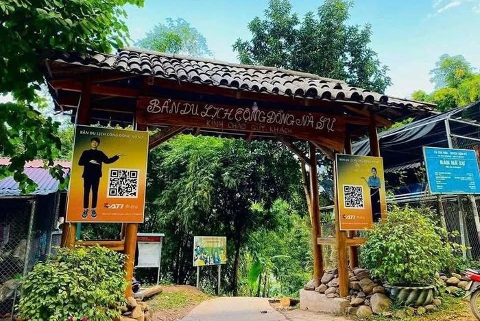 Cổng chào bản du lịch cộng đồng Nà Sự, xã Mường Chà được đầu tư khang trang, tạo ấn tượng thân thiện với du khách