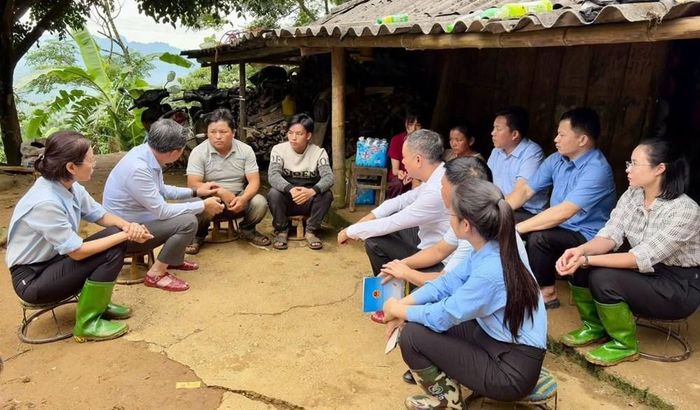 Chủ tịch UBND tỉnh Sơn La Nguyễn Đình Việt và Đoàn công tác thăm hỏi, động viên gia đình có 3 cháu nhỏ bị lũ cuốn trôi tại bản Chèo Bau