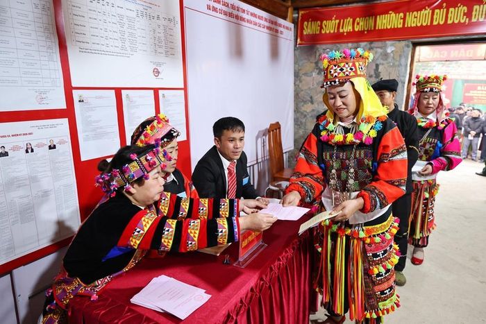 Đồng bào các dân tộc xã Lũng Cú, tỉnh Tuyên Quang tham gia bỏ phiếu bầu cử Đại biểu Quốc hội khóa XVI và Đại biểu Hội đồng nhân dân các cấp nhiệm kỳ 2026-– 2031. Ảnh: TTXVN