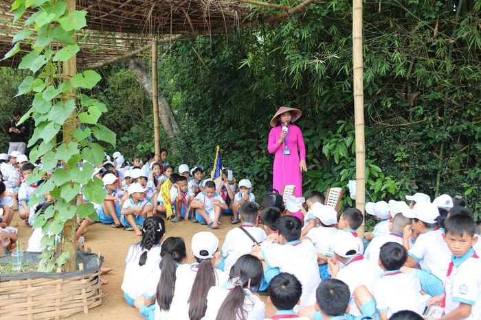 Các em nhỏ tại Khu Di tích quốc gia đặc biệt Kim Liên (Nghệ An). Ảnh: TTXVN