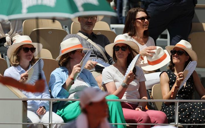 Khán giả theo dõi một trận đấu quần vợt tại Roland Garros trong đợt nắng nóng gay gắt ở Paris, Pháp, ngày 28/5/2026. Ảnh: THX/TTXVN phát