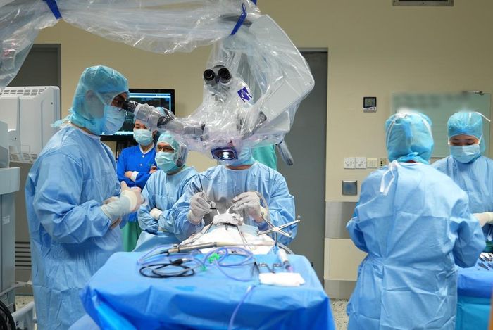 Các bác sĩ Bệnh viện FV phẫu thuật cho thuyền viên người Nga. Ảnh: TTXVN phát