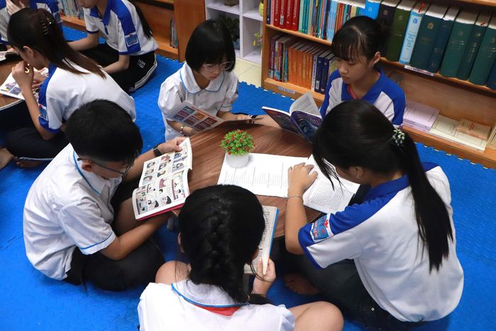 Các đại biểu đã tham quan mô hình điểm Nhà văn hóa - Khu thể thao thôn Vạn Điểm bao gồm: Khu trưng bầy sản phẩm làng nghề mộc cao cấp; khu tập võ; khu dưỡng sinh; khu vui chơi trẻ em; phòng cộng đồng số; phòng đọc sách; các phòng chức năng và khu thể thao