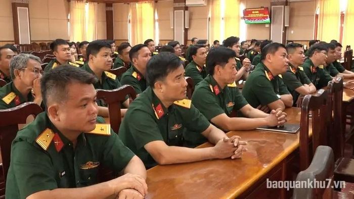 Cán bộ các cơ quan, đơn vị tham gia gặp gỡ.