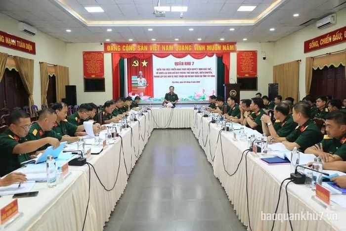 Quân khu 7 kiểm tra việc triển khai thực hiện quyết định giải thể Ban Chỉ huy Phòng thủ khu vực tại tỉnh Tây Ninh. Ảnh Báo Quân khu 7