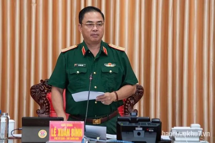 Thiếu tướng Lê Xuân Bình chỉ đạo tham mưu nhanh các quyết định công tác cán bộ, sắp xếp cán bộ bảo đảm trên 80%. Ảnh Báo Quân khu 7