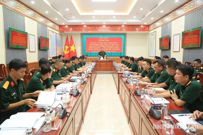 Đại tá Trần Hữu Nhân, Phó Tham mưu trưởng Quân khu 7 và đoàn công tác tiến hành kiểm tra Bộ Tư lệnh Thành phố Hồ Chí Minh.