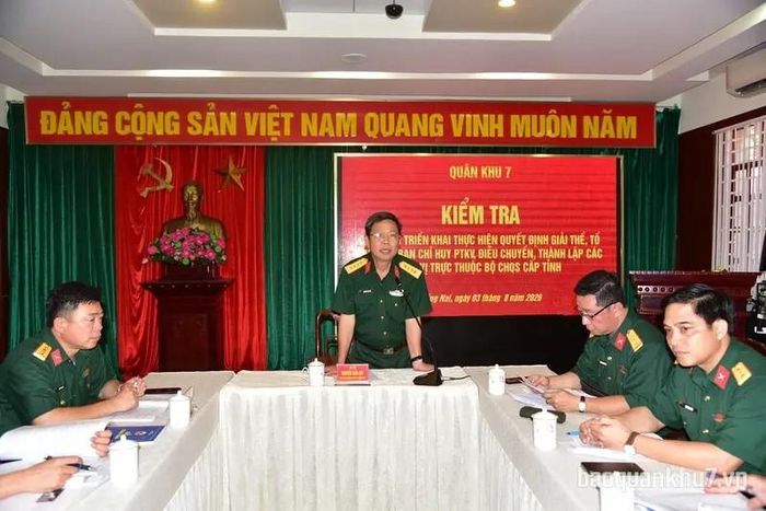 Đại tá Nguyễn Văn Lộc yêu cầu trong quá trình rà soát, bàn giao, nếu phát sinh khó khăn, vướng mắc phải kịp thời báo cáo, xin ý kiến cấp trên để giải quyết, tuyệt đối không để xảy ra sai sót. Ảnh Báo Quân khu 7