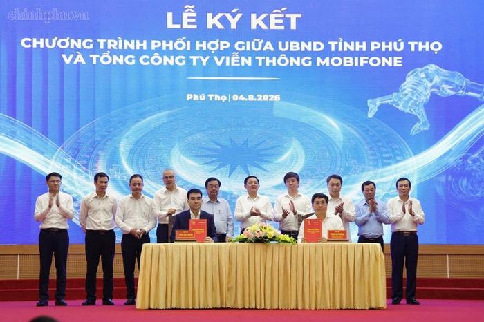 Phó Thủ tướng Hồ Quốc Dũng và các đại biểu chứng kiến ký kết chương trình phối hợp giữa UBND tỉnh Phú Thọ và Tổng Công ty Viễn thông Mobifone - Ảnh: VGP/Gia Huy