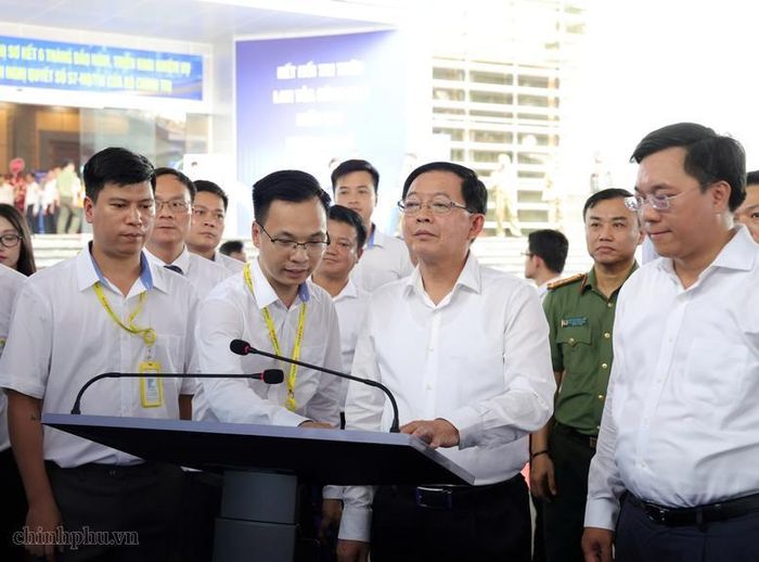 Phó Thủ tướng đề nghị tỉnh Phú Thọ nghiên cứu, xây dựng hệ thống đánh giá kết quả giải quyết thủ tục hành chính cho người dân, doanh nghiệp một cách thực chất - Ảnh: VGP/Gia Huy
