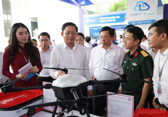 Phó Thủ tướng Hồ Quốc Dũng tham quan trưng bày sản phẩm, kết quả nổi bật về khoa học và công nghệ, chuyển đổi số trên địa bàn tỉnh Phú Thọ - Ảnh: VGP/Gia Huy