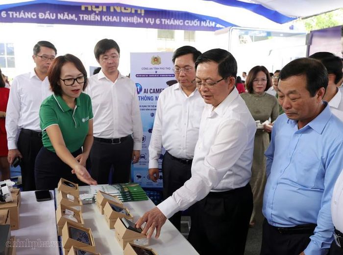 Phó Thủ tướng Hồ Quốc Dũng tham quan trưng bày sản phẩm, kết quả nổi bật về khoa học và công nghệ, chuyển đổi số trên địa bàn tỉnh Phú Thọ - Ảnh: VGP/Gia Huy