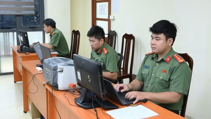 Cán bộ Phòng An ninh mạng và phòng, chống tội phạm sử dụng công nghệ cao (Công an Hà Nội) xử lý thông tin liên quan hành vi lừa đảo trên không gian mạng. (Ảnh: NGUYỄN ĐĂNG)