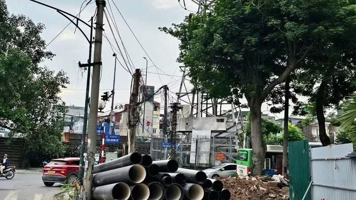 Thi công hào cáp ngầm 110kV từ Trạm 110kV Trần Hưng Đạo đấu nối cột 19 hiện trạng.