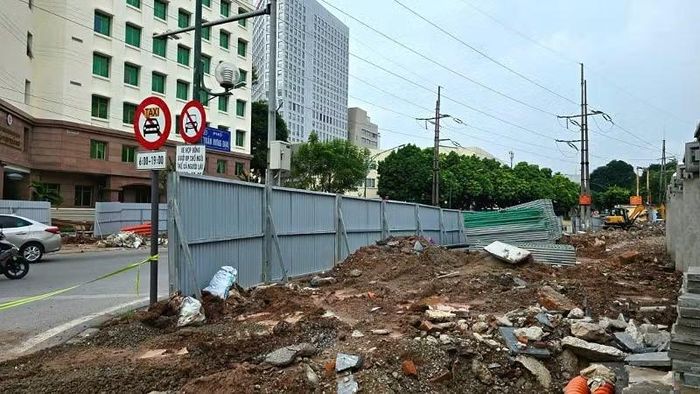 Tại khu vực giao phố Trần Hưng Đạo, phạm vi thi công được rào chắn một phần lòng đường, lòng đường còn khoảng 8,5m và tổ chức lưu thông hai chiều.
