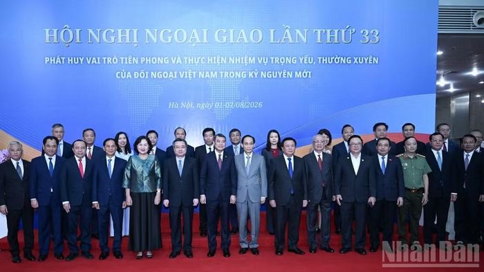  Thủ tướng Chính phủ Lê Minh Hưng với các đồng chí lãnh đạo, đại biểu tham dự Phiên toàn thể. (Ảnh: TRẦN HẢI) 