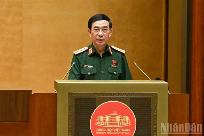 Đại tướng Phan Văn Giang, Phó Thủ tướng Chính phủ, Bộ trưởng Quốc phòng trình bày Tờ trình về dự án Luật sửa đổi, bổ sung một số điều của 9 luật về quân sự, quốc phòng. (Ảnh: THỦY NGUYÊN)