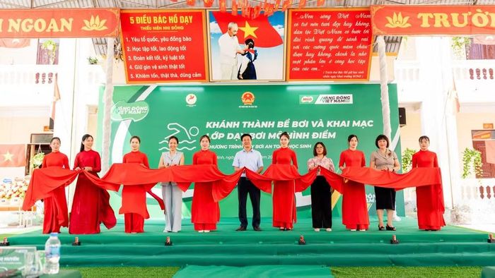 Cắt băng khánh thành bể bơi và khai mạc lớp dạy bơi mô hình điểm tại Trường tiểu học Đồng Vương.