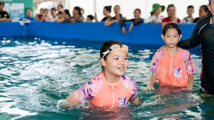 Niềm vui của các em trong lớp học bơi.