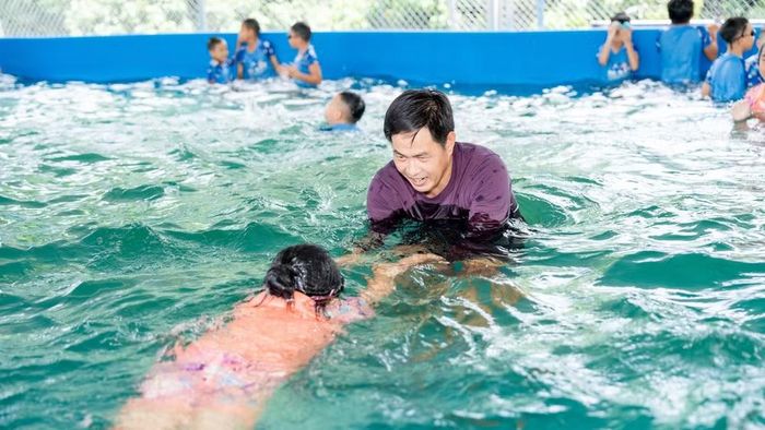 Được tiếp cận các lớp học bơi an toàn, trẻ em có thêm cơ hội phát triển toàn diện, nâng cao sức khỏe và giảm nguy cơ đuối nước.