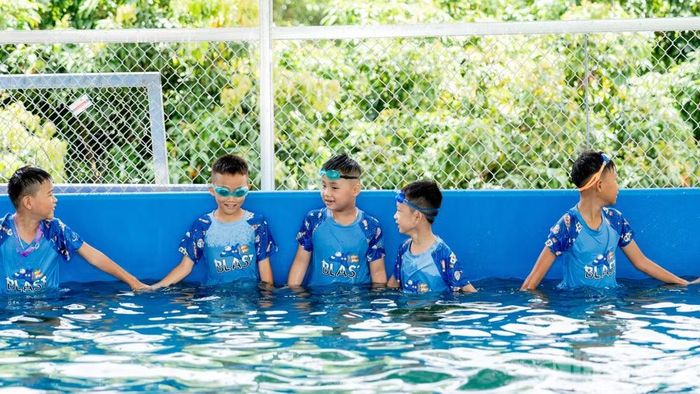Các bạn học sinh Trường tiểu học Đồng Vương trải nghiệm lớp học bơi ngay sau khi khai mạc bể bơi.