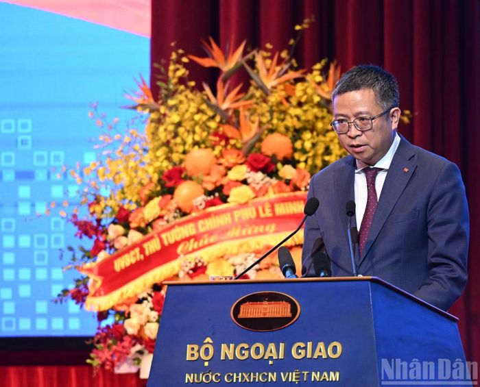 Đại sứ Việt Nam tại Trung Quốc Phạm Thanh Bình trình bày tham luận.