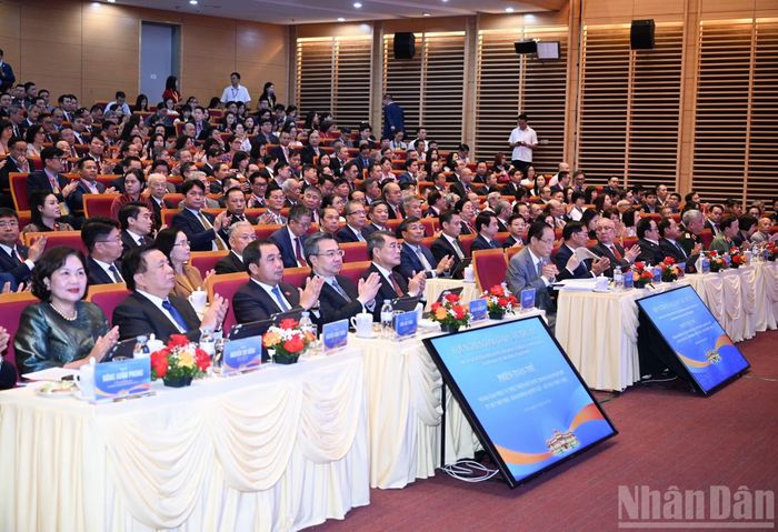 Phiên toàn thể Ngoại giao phục vụ phát triển đất nước trong giai đoạn mới với chủ đề “Tư duy đột phá-Hành động quyết liệt-Kết quả thực chất” nằm trong khuôn khổ Hội nghị Ngoại giao lần thứ 33.
