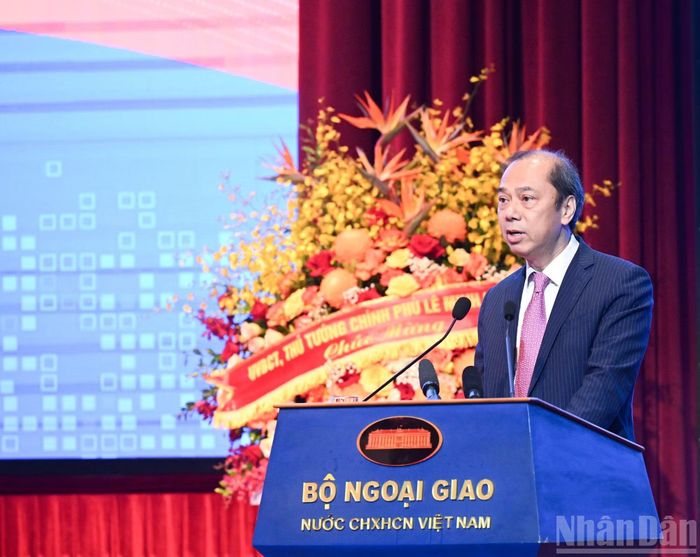 Đại sứ Việt Nam tại Hoa Kỳ Nguyễn Quốc Dũng trình bày tham luận.