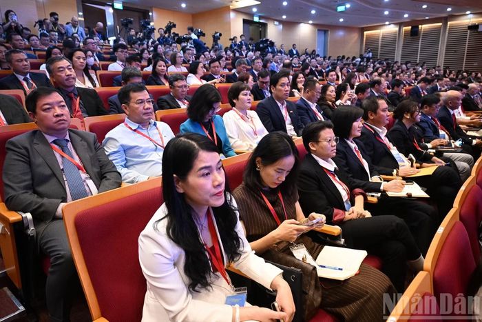 Các đại biểu lắng nghe các ý kiến tham luận tại phiên làm việc.
