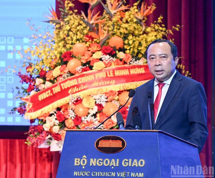 Ủy viên Trung ương Đảng, Bộ trưởng Khoa học và Công nghệ Vũ Hải Quân trình bày tham luận.
