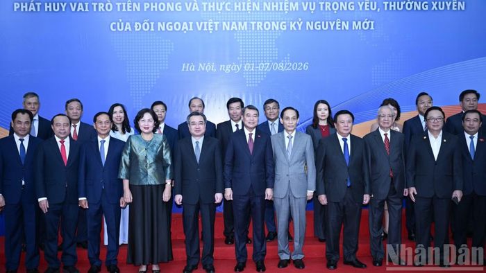 Thủ tướng Chính phủ Lê Minh Hưng chụp ảnh chung cùng các đồng chí lãnh đạo, đại biểu tham dự phiên toàn thể.