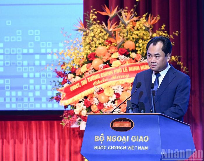 Ủy viên Trung ương Đảng, Bộ trưởng Nông nghiệp và Môi trường Trịnh Việt Hùng trình bày tham luận.