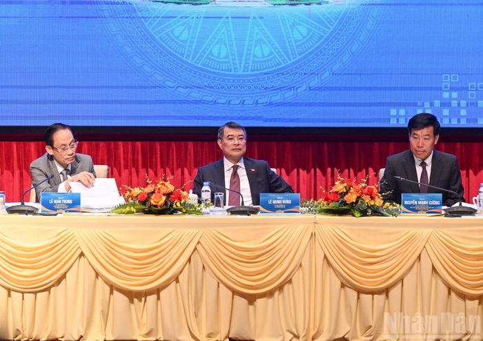 Các đồng chí chủ tọa điều hành phiên làm việc.