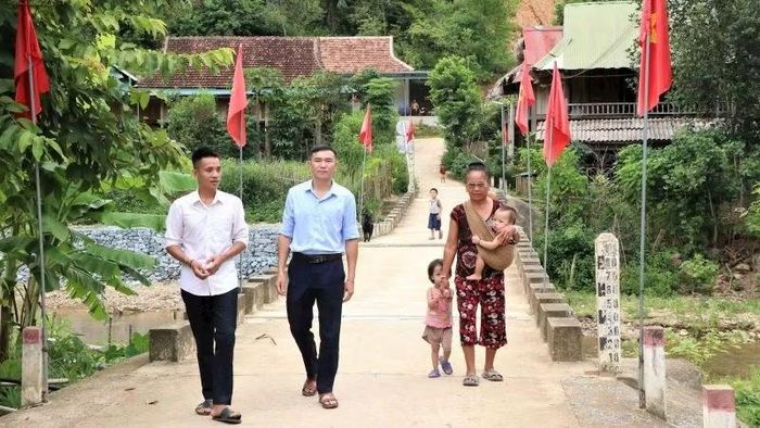 Đồng chí Lô May Phiệt (bên trái) cùng cán bộ xã Yên Na thăm bản Cha Lúm. (Ảnh: TRẦN TRUNG HIẾU)