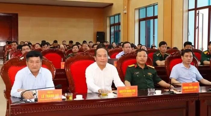 Các đồng chí lãnh đạo tỉnh cùng đại diện lãnh đạo các ngành dự công bố quyết định thành lập hai Trung đoàn Bộ binh trực thuộc Bộ Chỉ huy quân sự tỉnh Điện Biên.