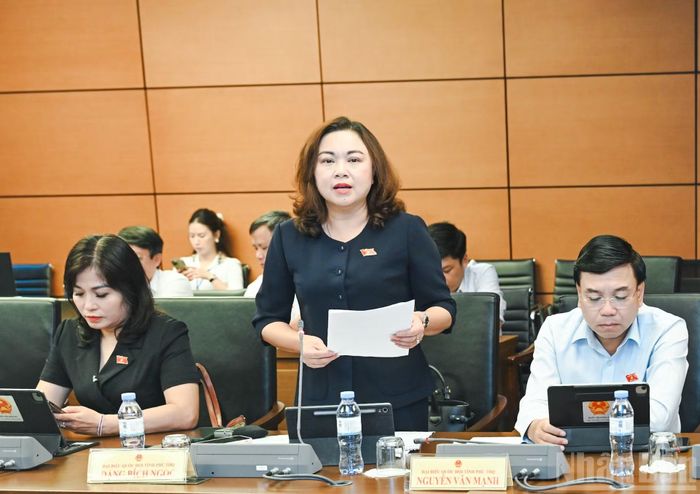 Đại biểu Quốc hội tỉnh Phú Thọ Đặng Bích Ngọc phát biểu thảo luận tại tổ.