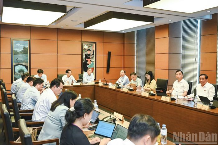 Quang cảnh phiên thảo luận tại Tổ 9 (thành phố Cần Thơ, tỉnh Lai Châu và Hà Tĩnh).