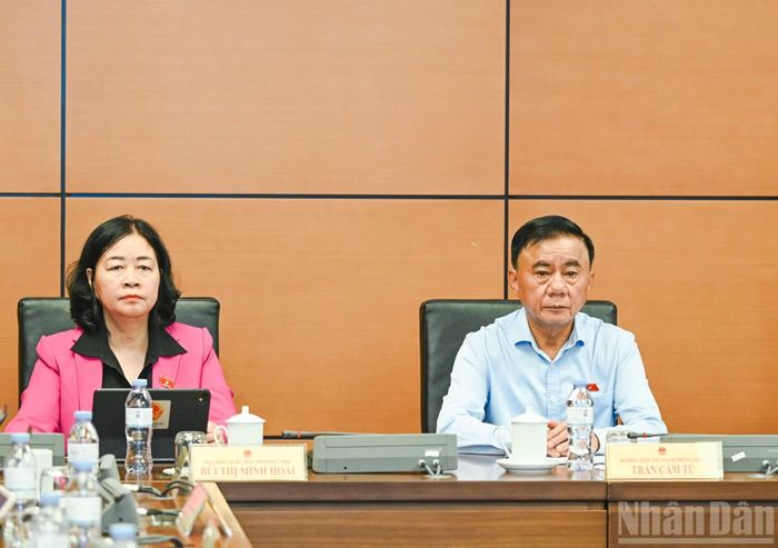 Thường trực Ban Bí thư Trần Cẩm Tú và Chủ tịch Ủy ban Trung ương Mặt trận Tổ quốc Việt Nam Bùi Thị Minh Hoài dự phiên thảo luận tại Tổ 15 (thành phố Đà Nẵng và tỉnh Phú Thọ).