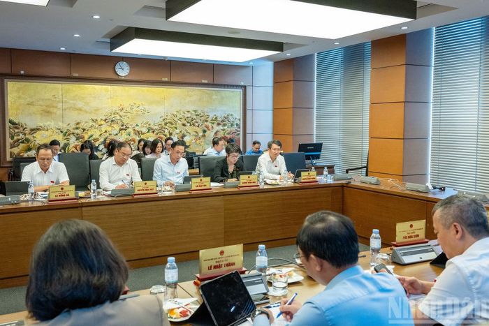  Các đại biểu Quốc hội thành phố Hà Nội tại phiên thảo luận tổ. 