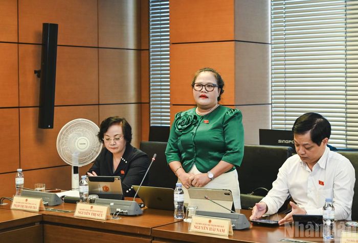 Đại biểu Quốc hội thành phố Huế Nguyễn Thị Sửu phát biểu thảo luận tại Tổ 4 (thành phố Huế, tỉnh Lào Cai và Khánh Hòa).