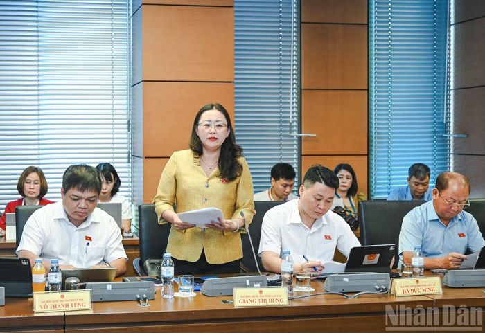 Đại biểu Quốc hội tỉnh Lào Cai Giàng Thị Dung phát biểu thảo luận tại Tổ 4 (thành phố Huế, tỉnh Lào Cai và Khánh Hòa).