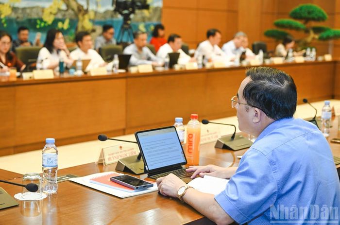 Đại biểu Quốc hội tỉnh Lâm Đồng nghiên cứu tài liệu tại phiên thảo luận tổ.