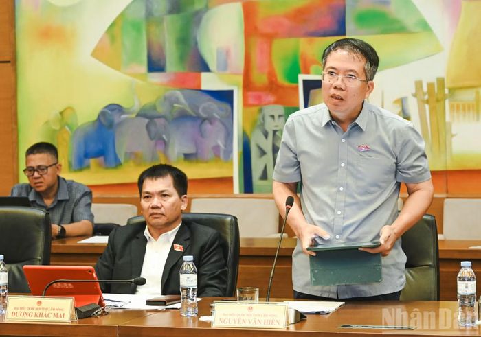 Đại biểu Quốc hội tỉnh Lâm Đồng Nguyễn Văn Hiển phát biểu thảo luận tại Tổ 7 (tỉnh Lâm Đồng và Nghệ An).