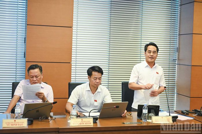 Đại biểu Quốc hội tỉnh Lai Châu Triệu Kim Thắng phát biểu thảo luận tại Tổ 9.