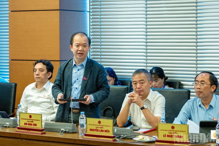 Đại biểu Quốc hội thành phố Hà Nội Bùi Hoài Sơn phát biểu ý kiến thảo luận.
